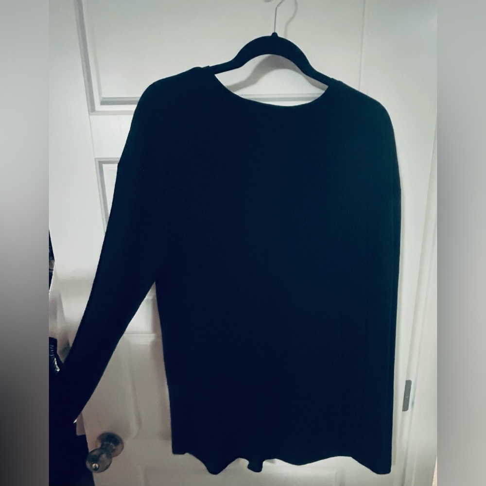 #283  Lululemon size 8 long sleeve stretchy comfortable top